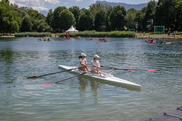 Insgesamt präsentierten sich am Badesee in Liefering zehn Vereine. Zum Schnuppern für die Besucherinnen und Besucher gab es Tauchen, Riversurfing, Rudern, Triathlon, Schwimmen, Synchronschwimmen, Wasserball, Stand-up-Paddling, Wildwasserkajak und Kanupolo. | Foto: Stadt Salzburg/Anna Pirato
