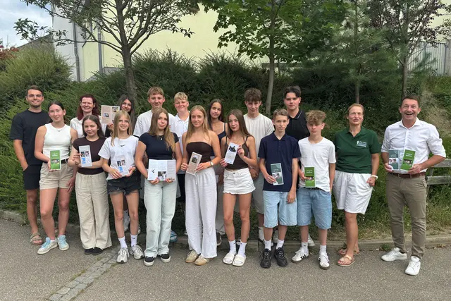 Tierschutzombudsfrau Karoline Schlögl (hinten, 2. v. l.) übergab gemeinsam mit Krista Kammergrabner (2. v. r.) und Sinabelkirchens Bürgermeister Emanuel Pfeifer (r.) die überarbeiteten Folder an die Schülerinnen und Schüler der 4B Klasse der MS Sinabelkirchen und Lehrer Julian Konrad (l.).
 | Foto: Hofer/MS Sinabelkirchen
