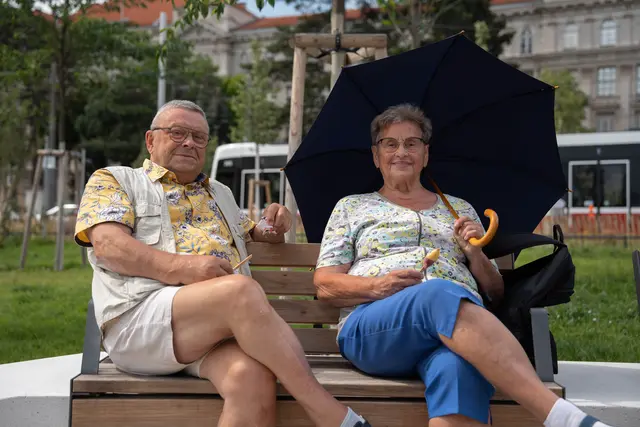 Die ersten Gäste genossen die neuen Sitzgarnituren. | Foto: Sade Jerabek/MeinBezirk