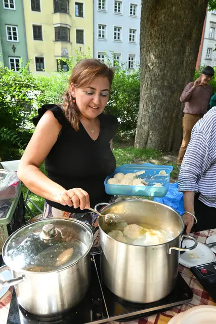 Nachschub bei den Marilleknödeln. | Foto: Königer