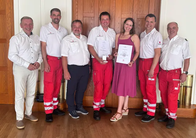 Josef Ramharter, Michael Jäger, Hans Ebner, Bernhard Bäck, Katharina Hörmann-Dörr, Bernhard Schierer und Christian Hrauda (v.l.) | Foto: Rotes Kreuz