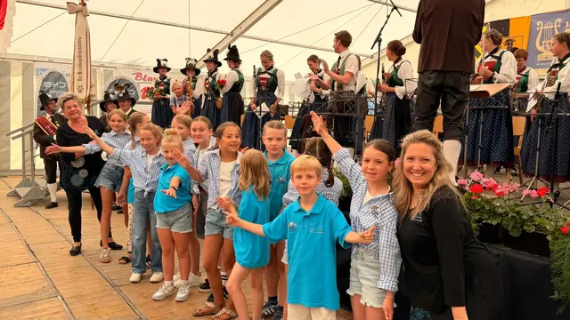 Der Auftritt der MK Schönberg wurde von den Line Dance Kids begleitet. | Foto: Stubaier Tanzsportverein