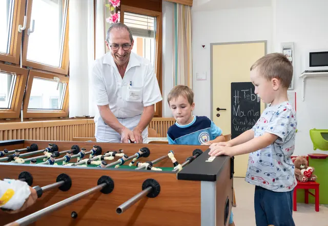 Primar Nell rät zu einer direkten Beziehung und zu gemeinsamen Aktivitäten für eine gesunde Entwicklung.  | Foto: Ordensklinikum Linz