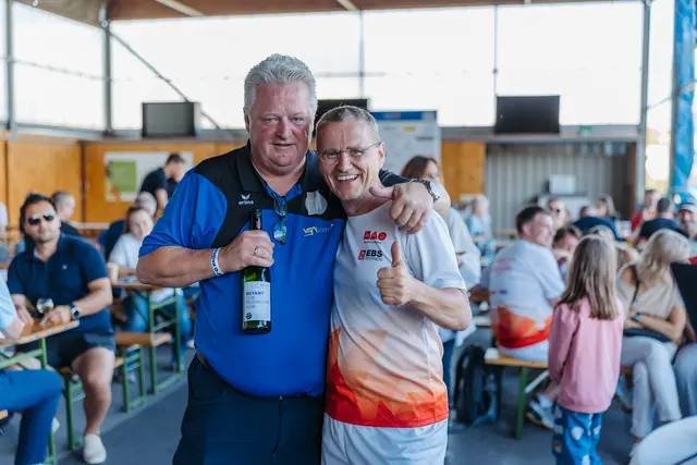 Obmann des Vereins ASKÖ Blaue Elf Linz Peter Wöß (li.) mit Rotary Club Pöstlingberg Präsident
und WAG Geschäftsführer Jürgen Harich (re.). | Foto: MecGreenie