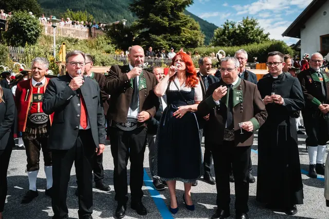 Am Sonntag schaute auch der Präsident des Blasmusikverbandes Günther Platter (l.) in Telfes vorbei. | Foto: Armin Salchner