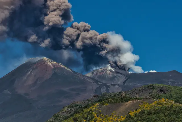 Den aktuellen Prognosen zufolge wird die Asche weiter in südliche Richtung getragen. Besonders betroffen ist dabei der Flughafen Catania. | Foto: APA-Images / AFP / Etna Walk