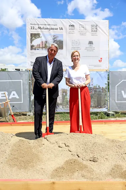 Bezirkschef Nevrivy und Stadträtin Hanel-Torsch (beide SPÖ) beim Spatenstich für den Gemeindbau in der Melangasse. | Foto: Martin Votava/ Stadt Wien