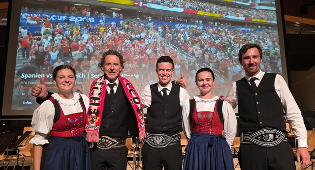 Kapellmeister Martin Wibmer (2.v.l.) und seine Musikantinnen und Musikanten können stolz sein.  | Foto: Kraiger