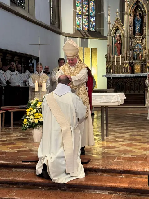Der Marchtrenker Raphael Bergmann erhielt in der Welser Stadtpfarrkirche die Priesterweihe. | Foto: Stadtpfarre Wels/Oppitz