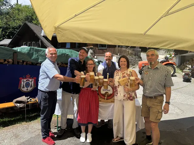 Peter Walchensteiner (2. v.l.) und Martina haben das traditionsreiche Gasthaus Wasserfall neu eröffnet und freuen sich auf viele Gäste. | Foto: Gemeinde Feld am See