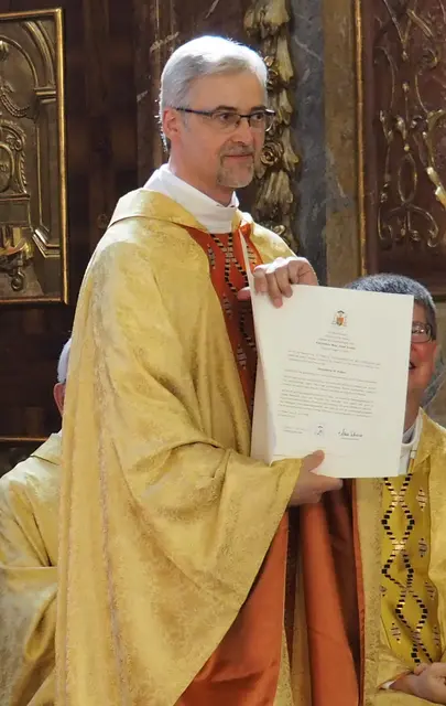 Dompfarrer  Josef Kowar mit dem Dekret als Dompfarrer zu St. Pölten. | Foto: Diözese St. Pölten
