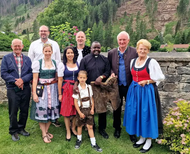 Pfarrer Arthur "Gugganig" Kaweesa erhielt eine Lederhose als „passendes Taufgeschenk“. | Foto: Pfarre Mallnitz