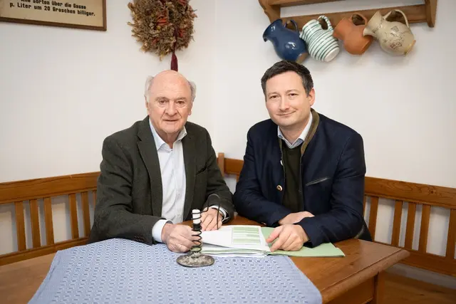 Erwin Pröll und Paul Nemecek: „Die Ergebnisse der geförderten Dissertationen sollen wie ein 
Impulsgeber für die Lebendigkeit, Innovationskraft und Zukunftsfähigkeit der 
niederösterreichischen Dörfer wirken." | Foto: Paul Gruber