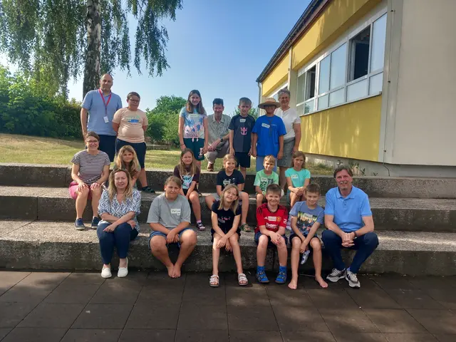 Mit Volkan Avci (ÖBB), Georg Huemer (NÖVOG), GGR Eva Nendwich, Gloria Winkler (Mobilitätsmanagement NÖ), Bürgermeister Franz Göd und Kindern der 4. Klasse mit Klassenlehrerin. | Foto: NÖ.Regional