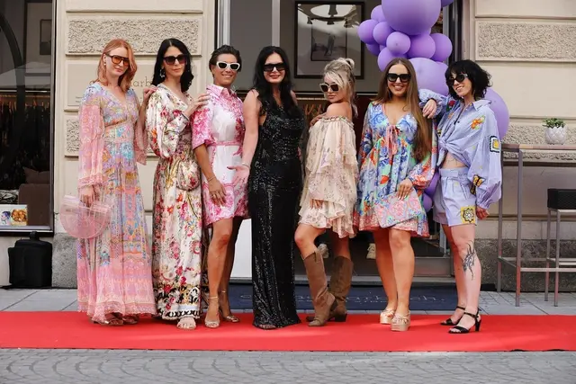 Neue Fashiontrends: Carina Harbisch (Mitte) mit den Models bei ihrer Modenschau in der Landhausgasse