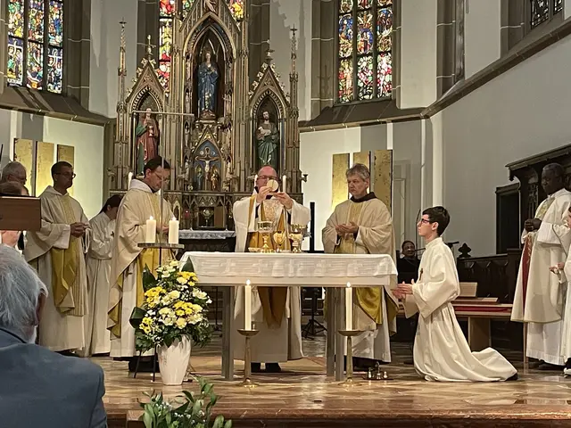 „Adam wird von Berufs wegen ein Segnender sein“, predigte Diözesanbischof Manfred Scheuer in der Stadtpfarrkirche von Wels.  | Foto: OFM Austria / Christoph Bergmann
