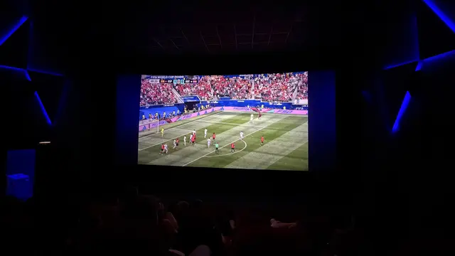 Public Viewing im Cineplexx Innsbruck: Einen größeren Bildschirm zum Fußballschauen findet man so schnell wohl nicht. | Foto: MeinBezirk/Pali