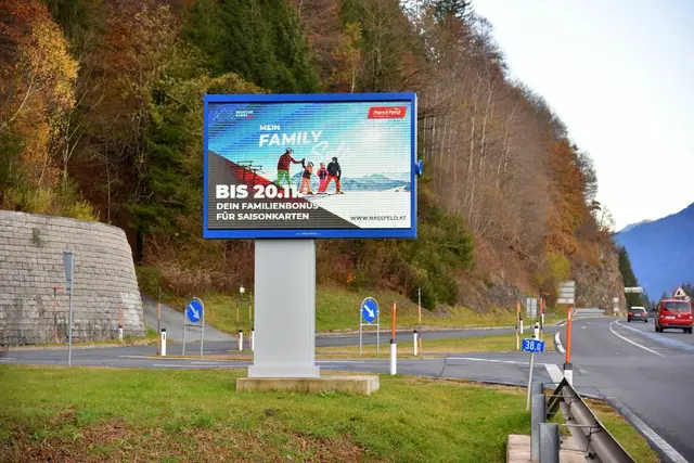 Die Nassfeld- Passstraße ist auf italienischer Seite für bestimmte Fahrzeuge gesperrt.  | Foto: Hans Jost