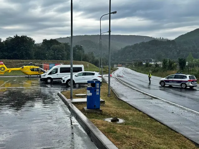 Polizei und Rettungshubschrauber im Einsatz. | Foto: FF Alland