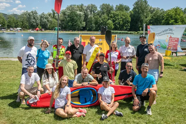 Insgesamt präsentierten sich am Badesee in Liefering zehn Vereine. Zum Schnuppern für die Besucherinnen und Besucher gab es Tauchen, Riversurfing, Rudern, Triathlon, Schwimmen, Synchronschwimmen, Wasserball, Stand-up-Paddling, Wildwasserkajak und Kanupolo. | Foto: Stadt Salzburg/Anna Pirato