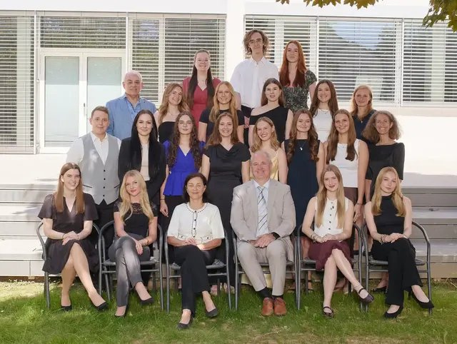 5AKM (Kultur- und Kongressmanagement)

Erste Reihe von links:
Marlene Salomon (gE), Marielle Spacek, KV: MMag. Marlies Fenzl-Böhm, Dir. Mag. Ewald Staltner MAS MSc, Hannah Maderthaner, Marlene Sterrer (aE)
Zweite Reihe von links:
Michael Gruber MEd. BSc, Livia Nestorovic, Lara Kienbacher, Annika Barth, Victoria Neuhuber, Johanna Zehetner (aE), Luise Helm, Mag. Fiona Riener-Enzenbrunner
Dritte Reihe von links:
OStR. Mag. Andreas Hagmüller, Kerstin Rammelmüller (aE), Vanessa Ainetter (aE), Hannah Gahleitner, Jana Finch (aE), Bettina Seisenbacher, MEd
Vierte Reihe von links:
Lena Wimmer (aE), Jakob Wurzer, Paula Bindlehner (aE)
 | Foto: Reisenberger Susanne 