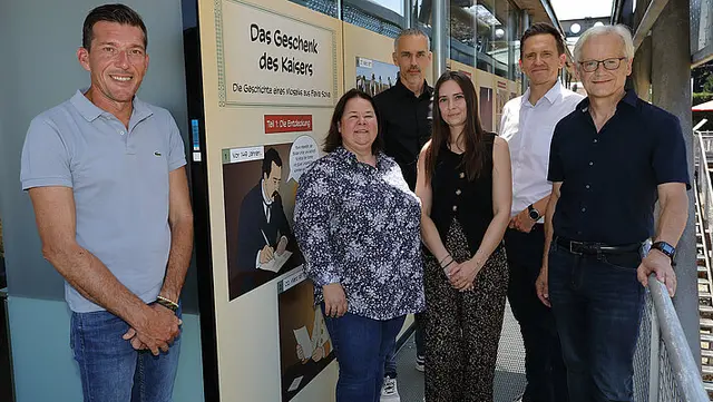 Bürgermeister Peter Stradner, Barbara Porod, Chefkuratorin Provinzialrömische Sammlung, Anton Edelsbrunner, SASt GmbH, Julia Leitinger, grafische Gestaltung, Marko Mele, wissenschaftlicher Direktor Universalmuseum Joanneum, Karl Peitler, Leiter Abteilung Archäologie &amp; Münzkabinett (v.l.) vor dem neuen "Schaufenster in die Römerzeit" | Foto: Universalmuseum Joanneum/J.J. Kucek