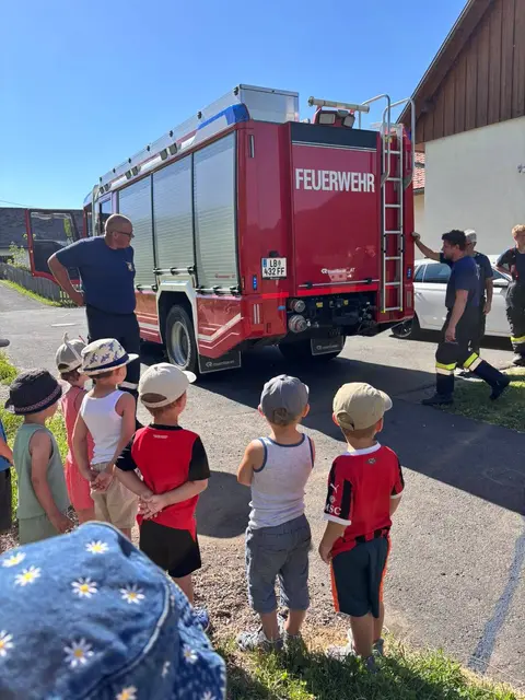 Gemeinsamer Einsatz: Feuerwehr, Kindergarten-Team und Kinder arbeiteten Hand in Hand und sammelten wertvolle Erfahrungen für den Ernstfall. | Foto: Feuerwehr
