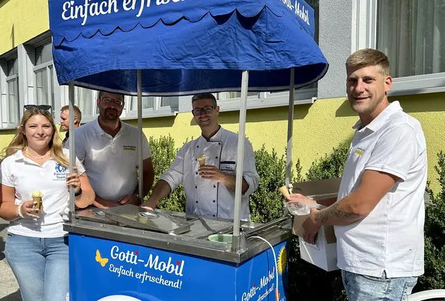 Gemeinderätin Jasmin Edlinger, Gemeinderat Christian Dangl, Stadtrat Michael Franz und Gemeiderat Christian Mayer (v.l.) verteilten Eis. | Foto: FPÖ