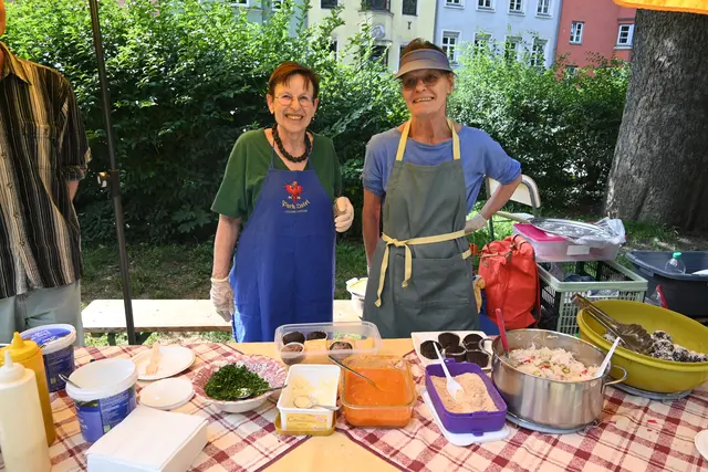Für alle Knödelarten gab es unterschiedliche Toppings und dazu Salat oder einen kleinen Nachtisch. | Foto: Königer