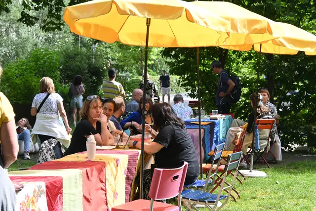 Eine lange Tafel war im Waltherpark aufgestellt, die sich nach und nach füllte. | Foto: Königer