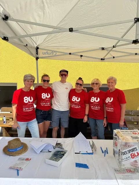 Trial-Bike-Weltmeister Tom Öhler mit Anni Spitzbart, Anita Gruber, Manuela Bründl, Evelyn Aitzetmüller und Helga Leithenmayr (v.li.) | Foto: Union Pettenbach
