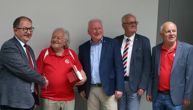 Landesrat Martin Winkler (l.) zeichnet Sepp Krupka (2.v.l.) aus. | Foto: Pensionistenverband