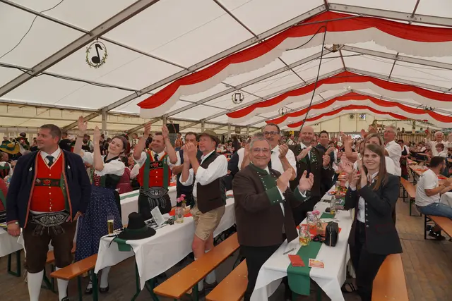 Bei "Dem Land Tirol die Treue" hielt es niemanden mehr auf der Bank. | Foto: Kainz