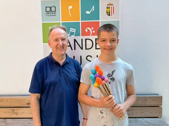 Lukas Winter mit seinem Lehrer Max Murauer. | Foto: LMS Wels
