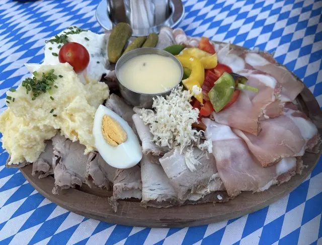 In der Region Wels gibt es viele Möglichkeiten, sich mit einer traditionellen Brettljause eine Auszeit zu gönnen. | Foto: MeinBezirk
