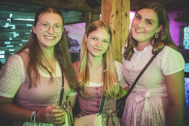 Die Mädels packten nicht nur ihre feschesten Dirndl, sondern auch ihr schönstes Lächeln aus. | Foto: Klaus Pressberger