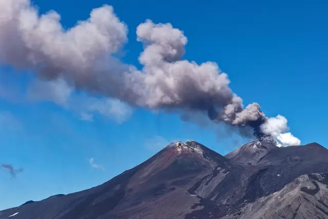 Der aktuell verstärkte Ascheausstoß des Vulkans Ätna sorgt auf Sizilien für erhebliche Einschränkungen im Flugverkehr. Auch AUA-Flüge sind davon betroffen. | Foto: APA-Images / AFP / Etna Walk
