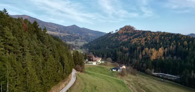 Ein Blick auf den Gasthof Hasbauer in Klein St. Paul - Monika und Gerhard Dörflinger starten mit einem neuen Konzept durch. Dabei stehen regionale Küche, Beherberbung und Landwirtschaft im Einklang. | Foto: Gasthof Hasbauer