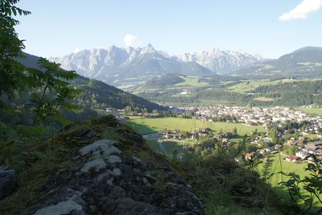 Blick auf Bischofshofen und das Tennengebirge von dem Plateau der Ruine Bachsfall. | Foto: Alexander Holzmann