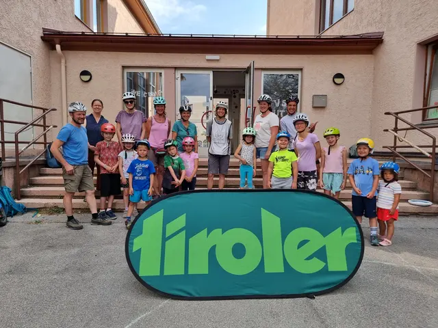 Unter dem Motto "Gemeinsam sicher unterwegs" wurde am 28.06.2026 am Schulhof der Volksschule Reutte fleißig in die Pedale getreten. | Foto: Fahrradschule ProPedal