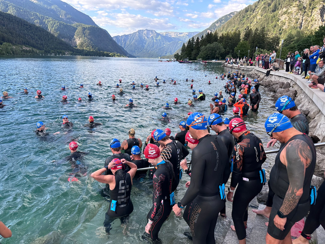 Achensee Nordufer, morgens um 07.30 Uhr: Die Athlet:innen der 9 Kilometer-Königsdistanz stellen sich zum Start des Achensee Langstreckenschwimmens 2026 auf – bereit für 9 Kilometer durch das glasklare „Tiroler Meer“ Richtung Ziel im Atoll Achensee.

 | Foto: Achensee Tourismus