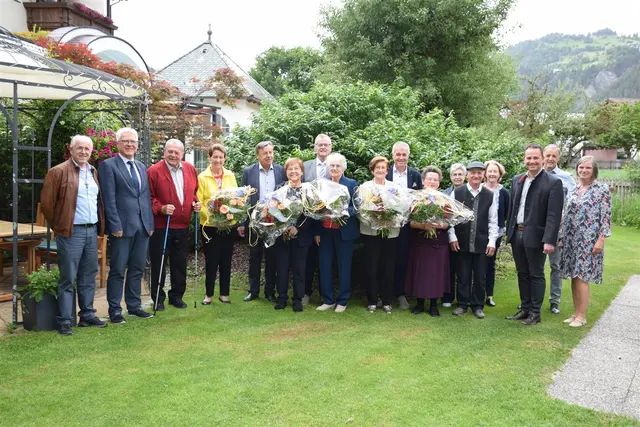 Die Vertreter der Gemeinde gratulierten mit dem Bezirkshauptmann den Jubilaren. | Foto: Schmid/BH-Landeck