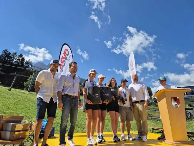 ÖRV-Cheftrainer Christian Eigentler, der GF der Serlesbahnen, Leonhard Rasinger, und Bgm. Daniel Stern mit Lisa Schulte, Hannah Prock, Lara Kipp und Wolfgang Kindl | Foto: SV Mieders
