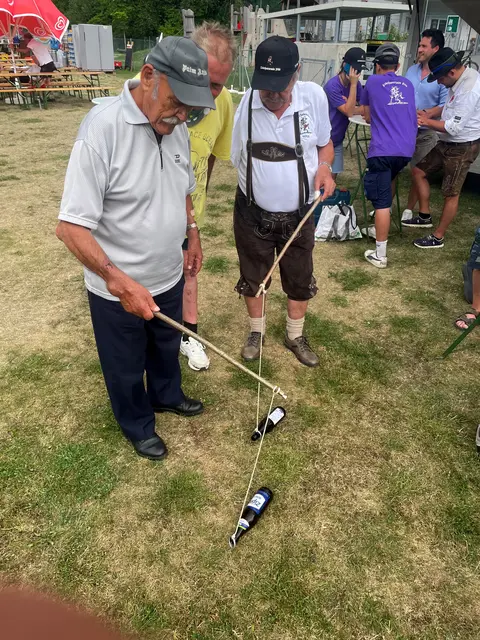 Es wird erstmals amtlich: Wer ein Bier will, muss sih ein Flaschl angeln ... | Foto: Lederhosenrunde