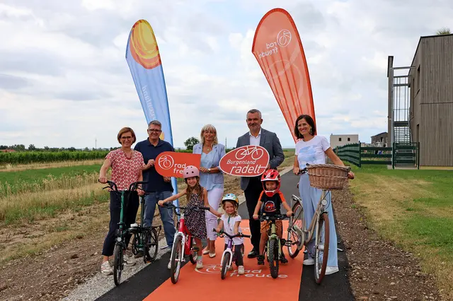 (v.l.) Sophie, Amelie und Moritz vom Kindergarten „Storchennest“ in Neusiedl am See mit Christine Zopf-Renner (Leiterin Mobilitätszentrale Burgenland), Martin Marosits (Gemeinde Neusiedl am See - Tiefbauangelegenheiten), Bürgermeisterin LAbg. Elisabeth Böhm (Neusiedl am See), Verkehrslandesrat Heinrich Dorner und Eva Leopold (Leiterin des Kindergartens „Storchennest“ in Neusiedl am See)  | Foto: Landesmedienservice Burgenland