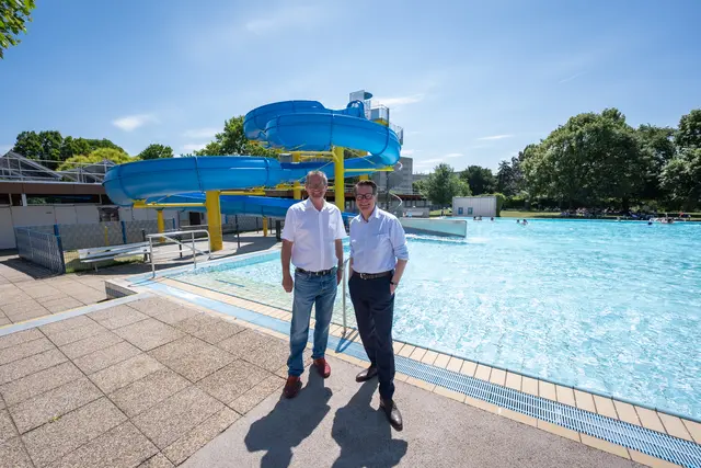 Bezirksvorsteher Georg Papai und Bäderstadtrat Jürgen Czernohorszky (beide SPÖ) haben die neue Rutsche in der Großfeldsiedlung besucht. | Foto: David Bohmann