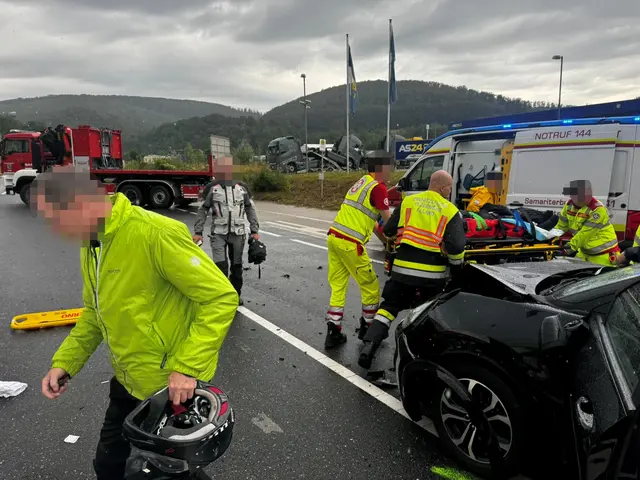 Unfall mit einem Motorrad und einem Auto bei Alland. | Foto: FF Alland