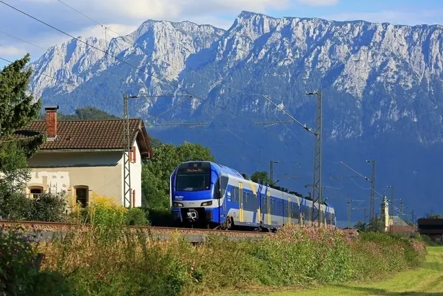 Aufgrund von einer Oberleitungs-Vollinspektion kommt es zu Abweichungen.  | Foto: BRB