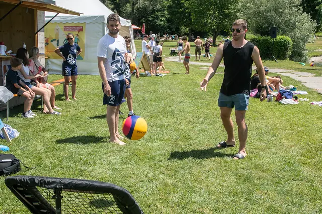 Insgesamt präsentierten sich am Badesee in Liefering zehn Vereine. Zum Schnuppern für die Besucherinnen und Besucher gab es Tauchen, Riversurfing, Rudern, Triathlon, Schwimmen, Synchronschwimmen, Wasserball, Stand-up-Paddling, Wildwasserkajak und Kanupolo. | Foto: Stadt Salzburg/Anna Pirato