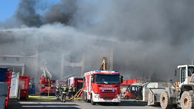 120 Einsatzkräfte mussten die Flammen bis in die Nacht auf Sonntag hinein bekämpfen. | Foto: Stadt Wien | Feuerwehr